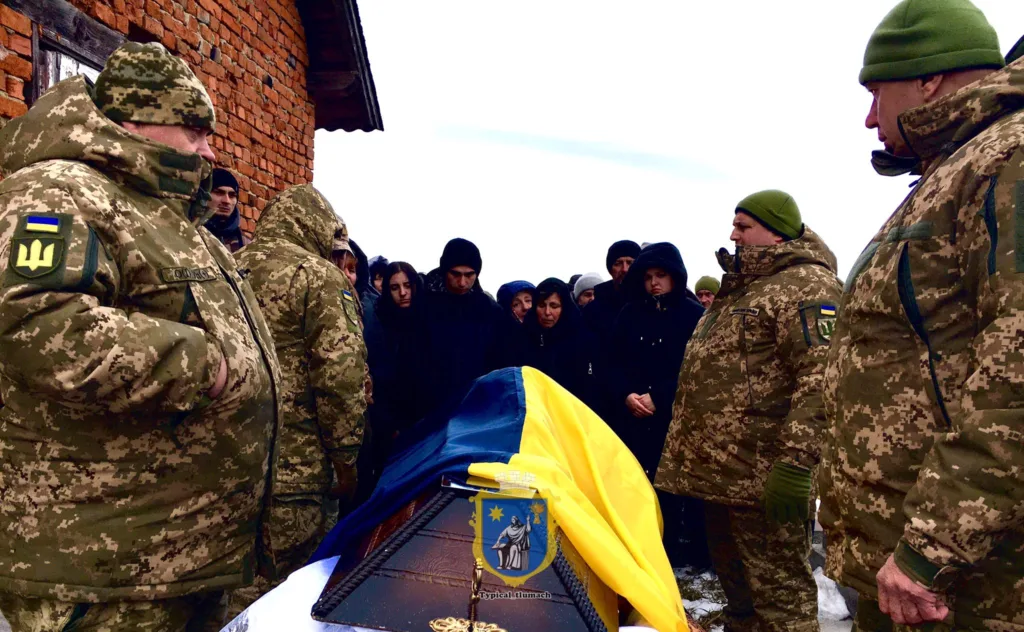 Військові прощаються з героєм під українським прапором