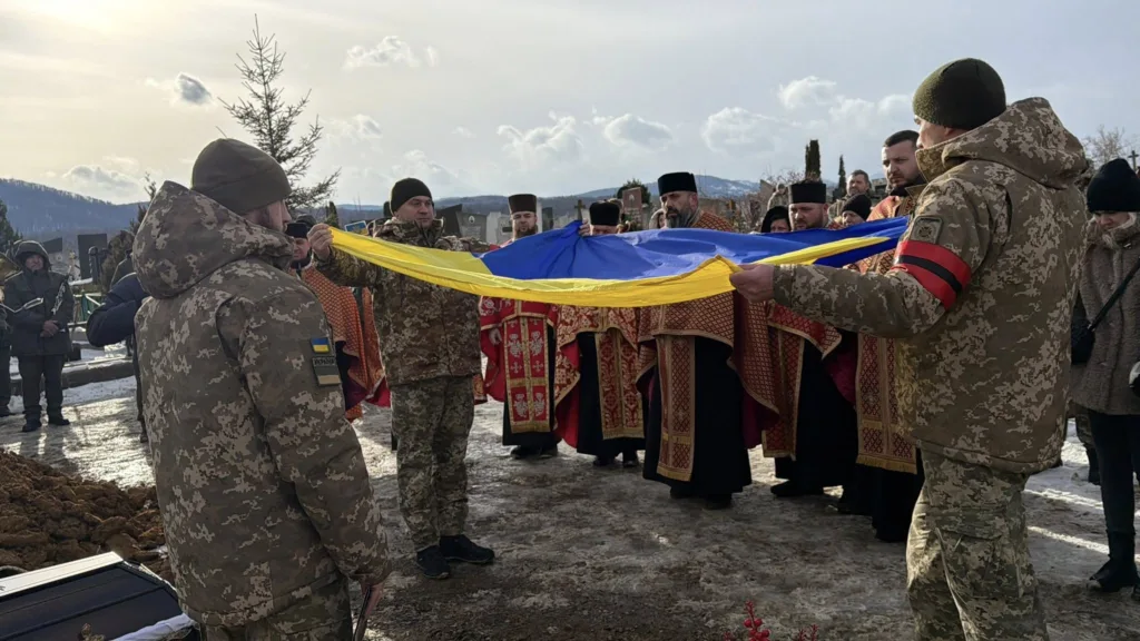 Військові тримають український прапор під час церемонії