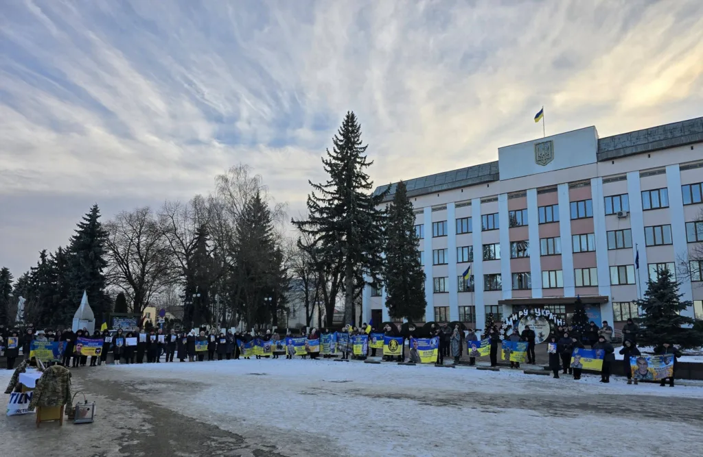 Мирна акція біля адміністративної будівлі в Україні