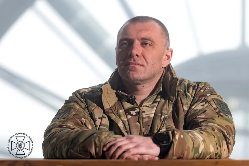 Військовий у камуфляжі сидить за столом