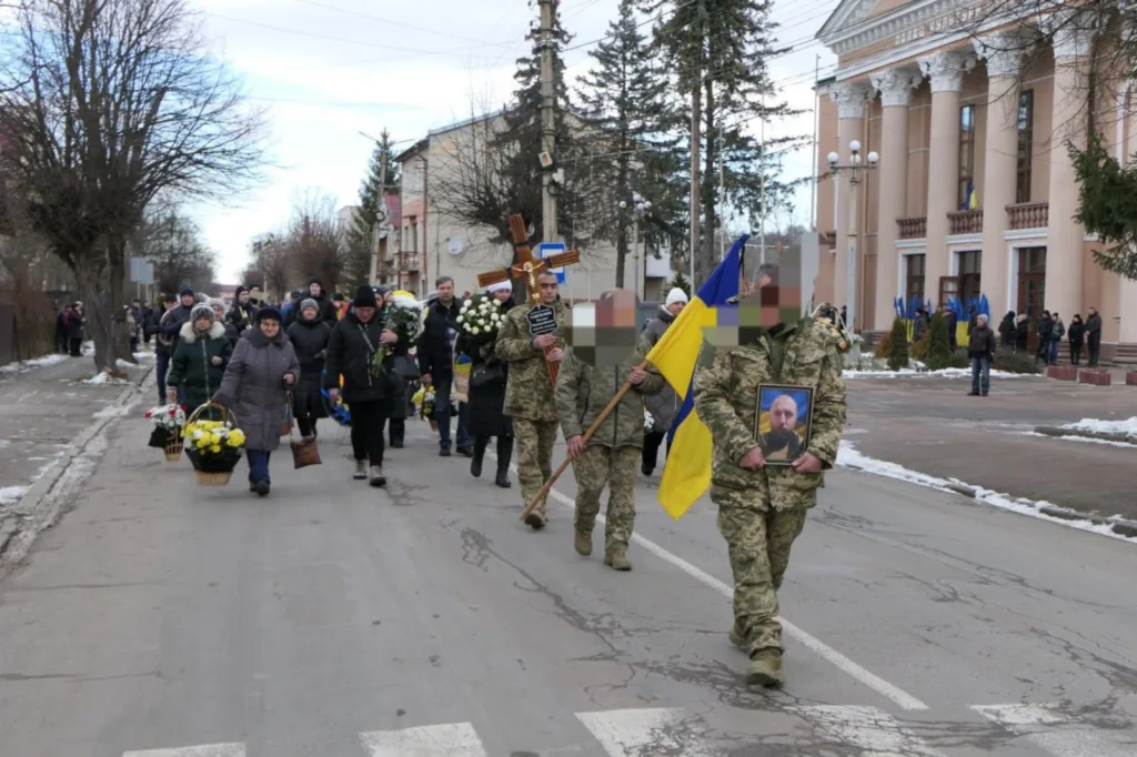Військовий похорон у місті з прапором України