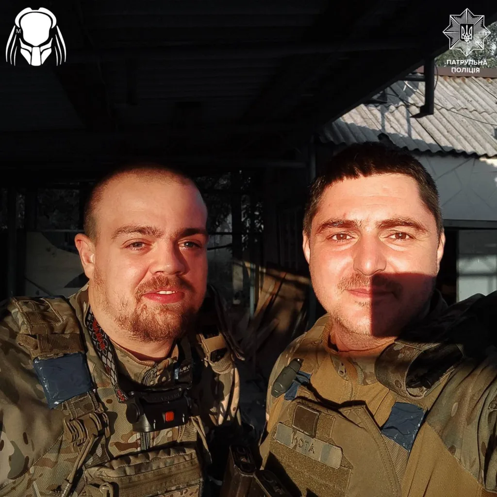 Двоє поліцейських у військовій формі на сонці