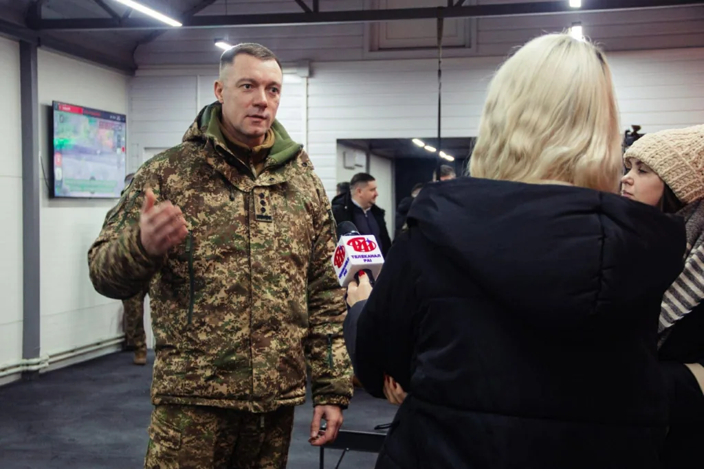 Військовий дає інтерв’ю журналістам у приміщенні