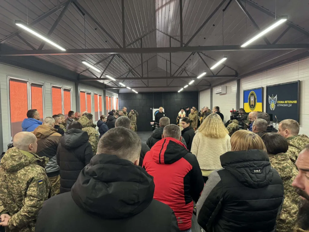 Зустріч військових та цивільних у приміщенні