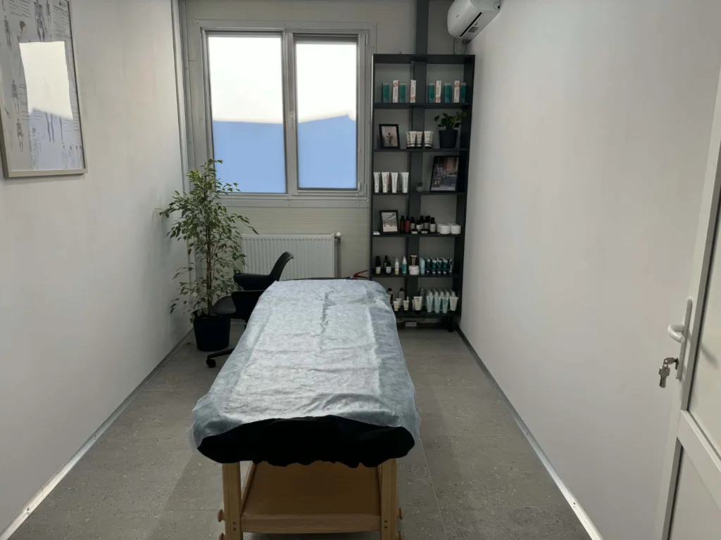 Кабінет масажу з кушеткою та засобами догляду