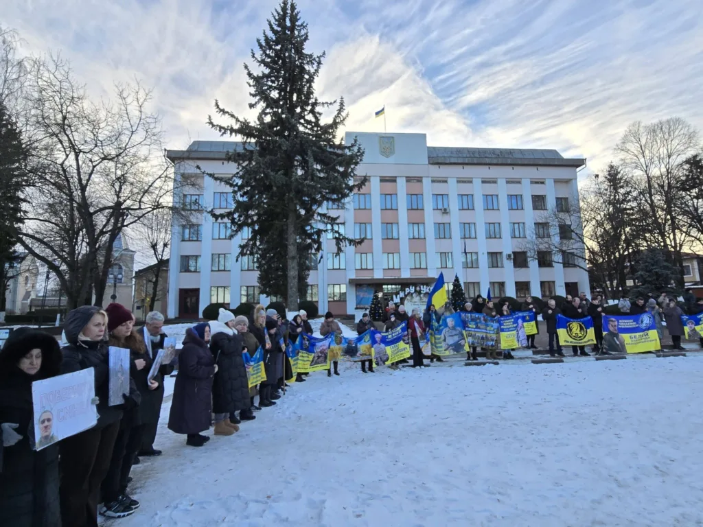Мітинг біля будівлі з українськими прапорами
