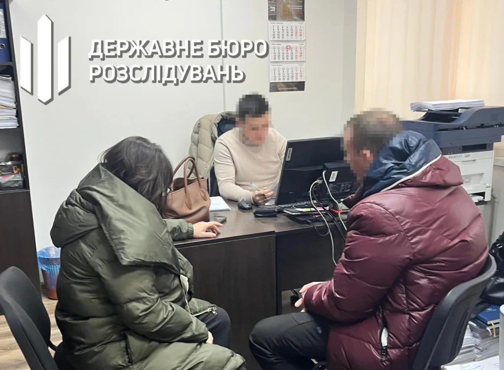 Співробітники ДБР ведуть розмову в офісі