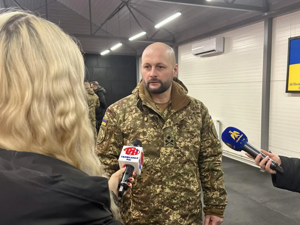 Український військовий дає інтерв'ю журналістам