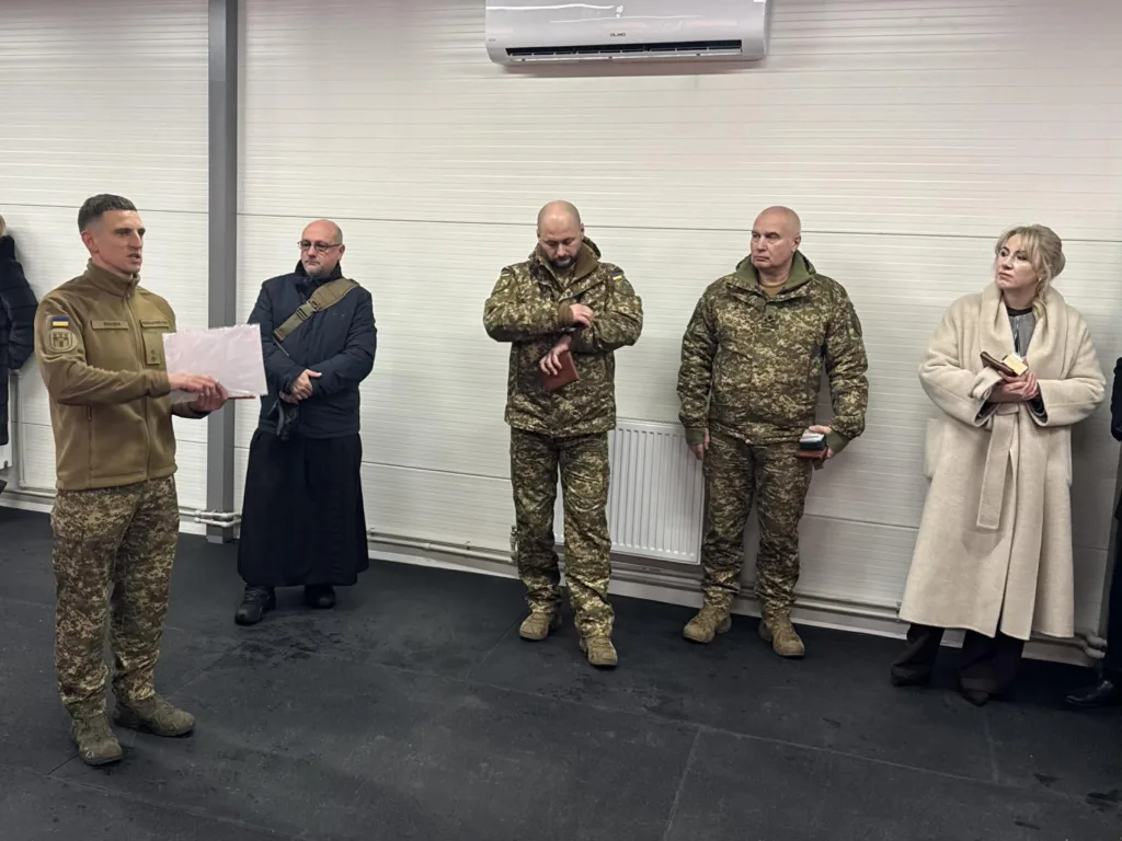 Військові та цивільні під час офіційної зустрічі