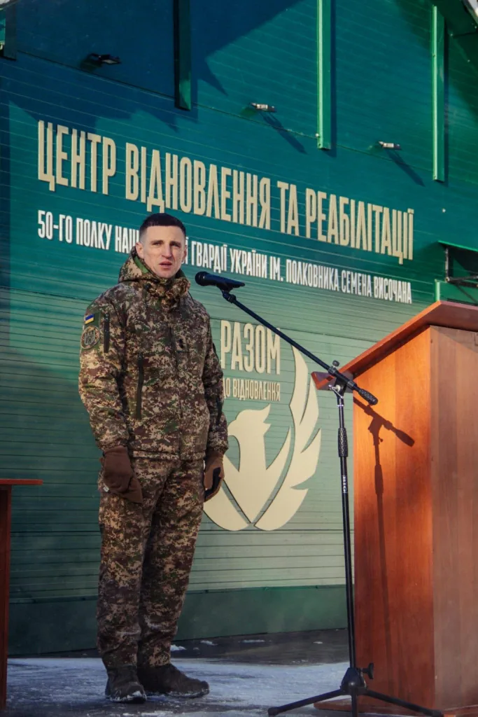 Військовий виступає біля центру реабілітації