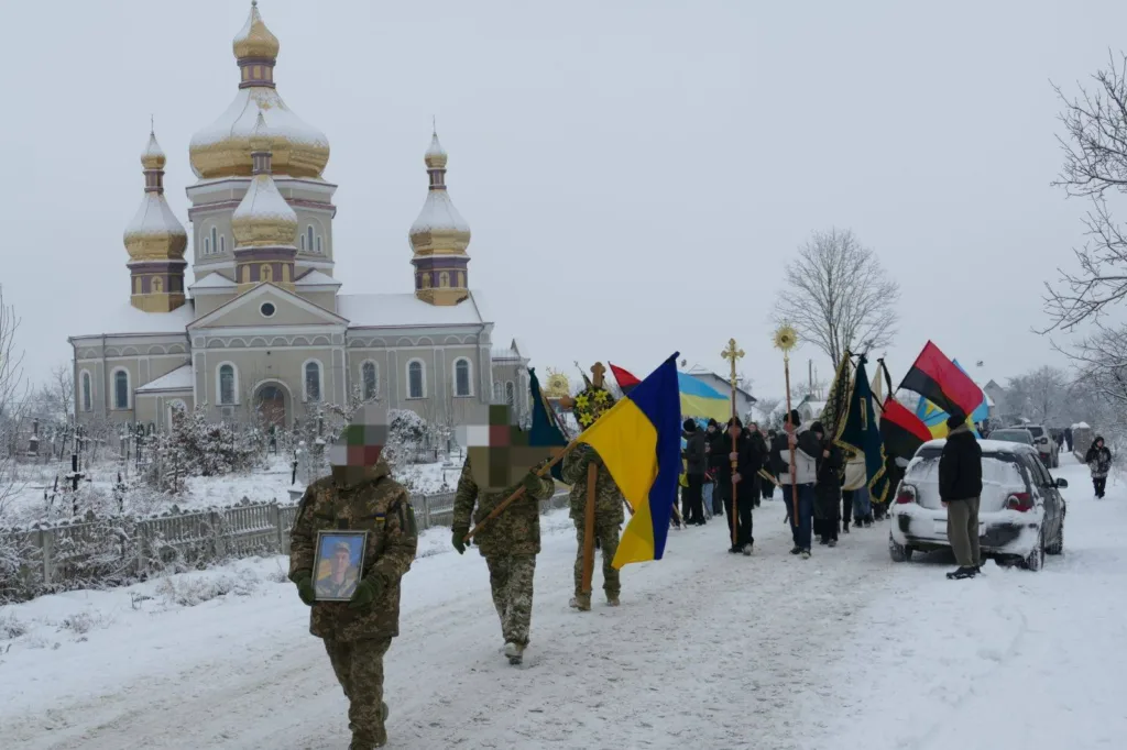 Похід із прапорами біля церкви взимку