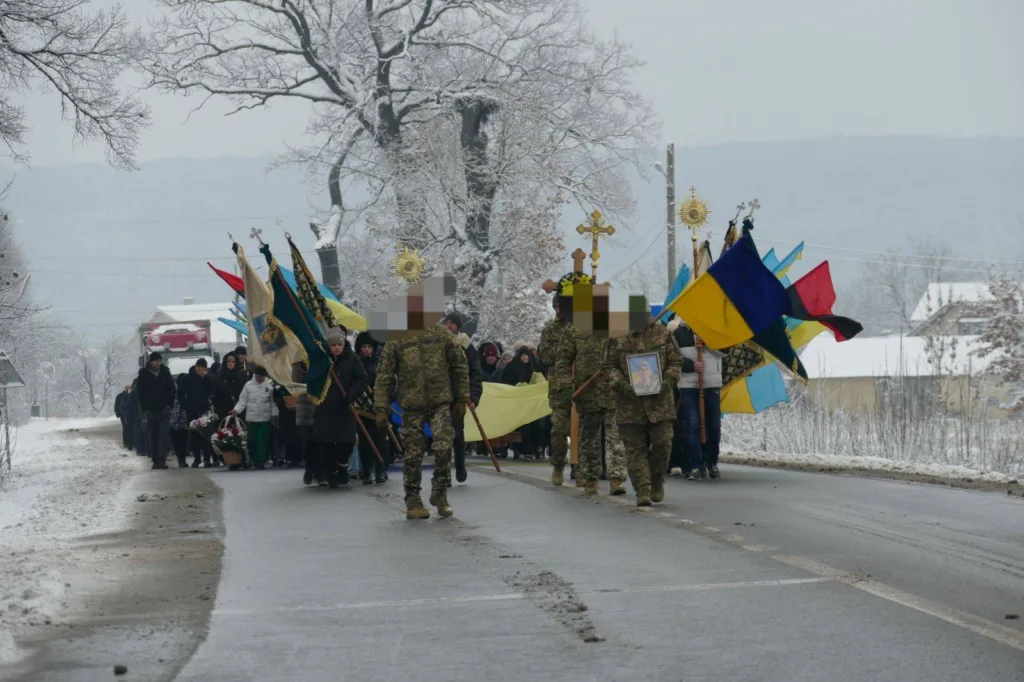 Похоронна процесія військових із прапорами взимку