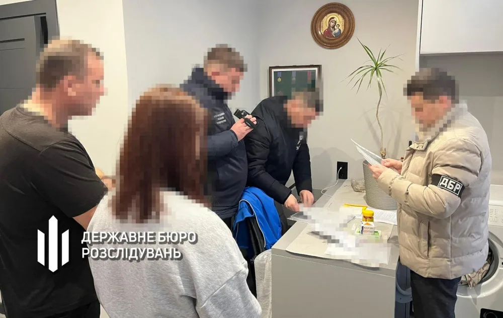 Співробітники ДБР проводять обшук у приміщенні