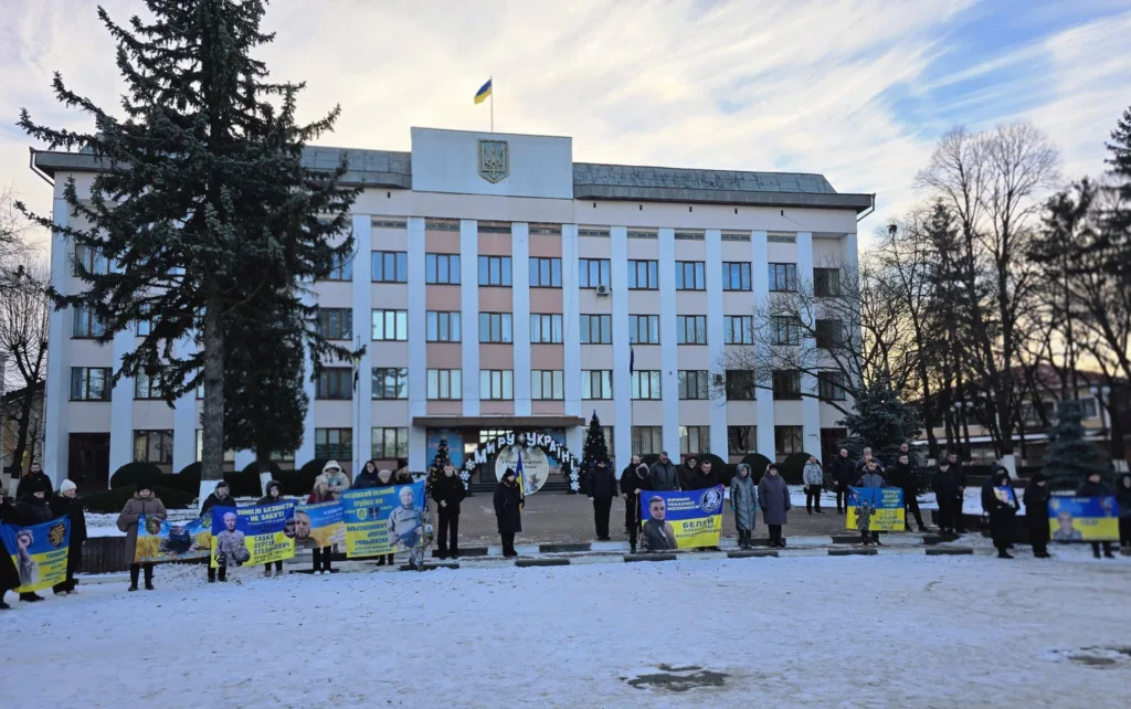 Мітинг біля міської ради з українськими прапорами
