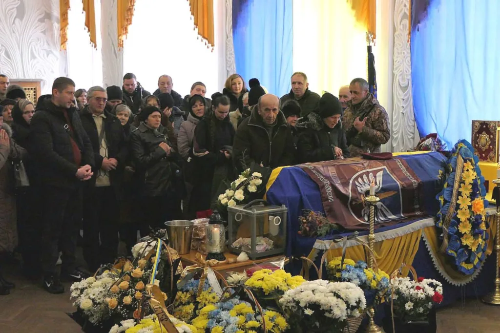 Прощання з полеглим воїном, люди біля труни