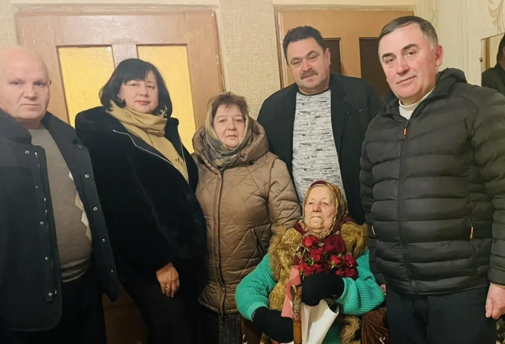 Сімейне фото вдома з літньою жінкою