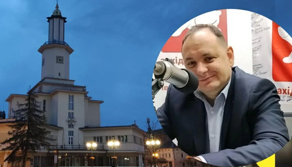 Будівля Ратуші Івано-Франківська та чоловік у студії