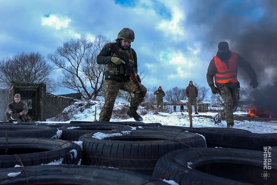 Військові тренуються на полігоні взимку