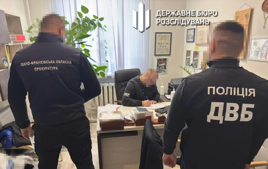 Працівники ДБР, поліції та прокуратури в офісі