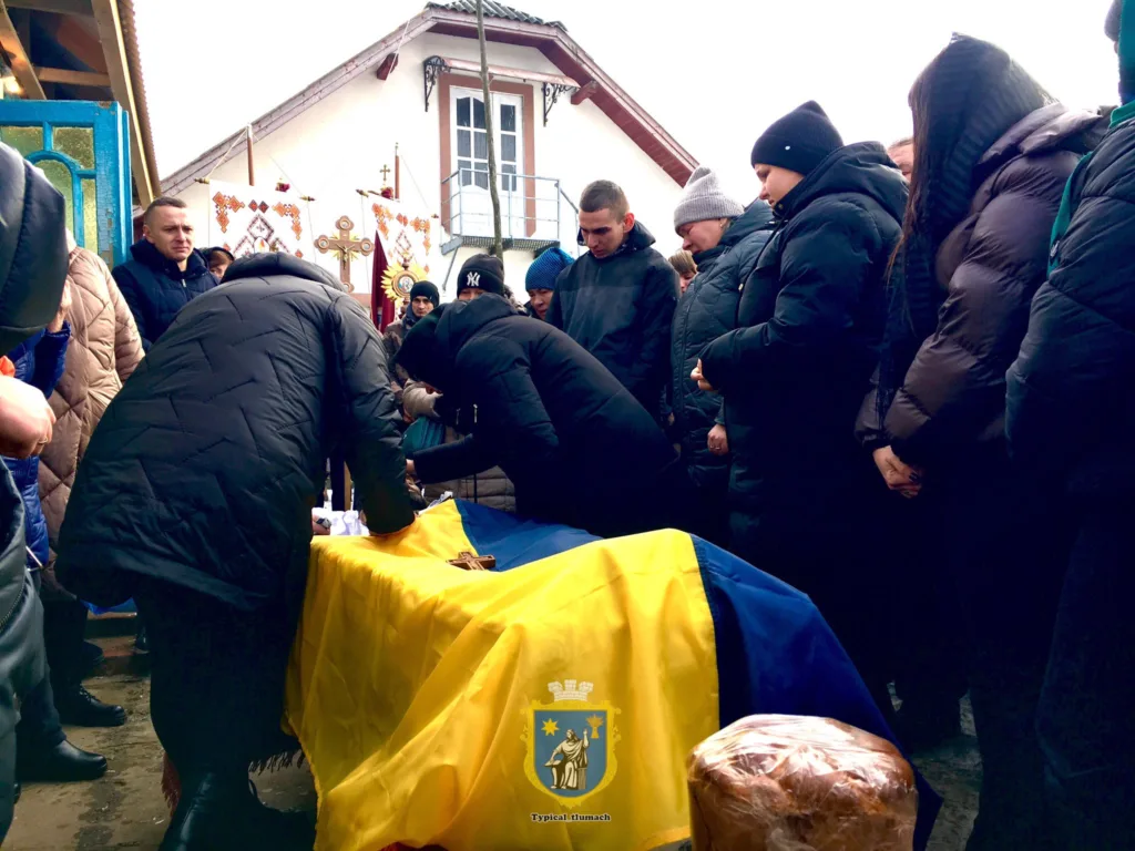 Прощання з героєм під українським прапором