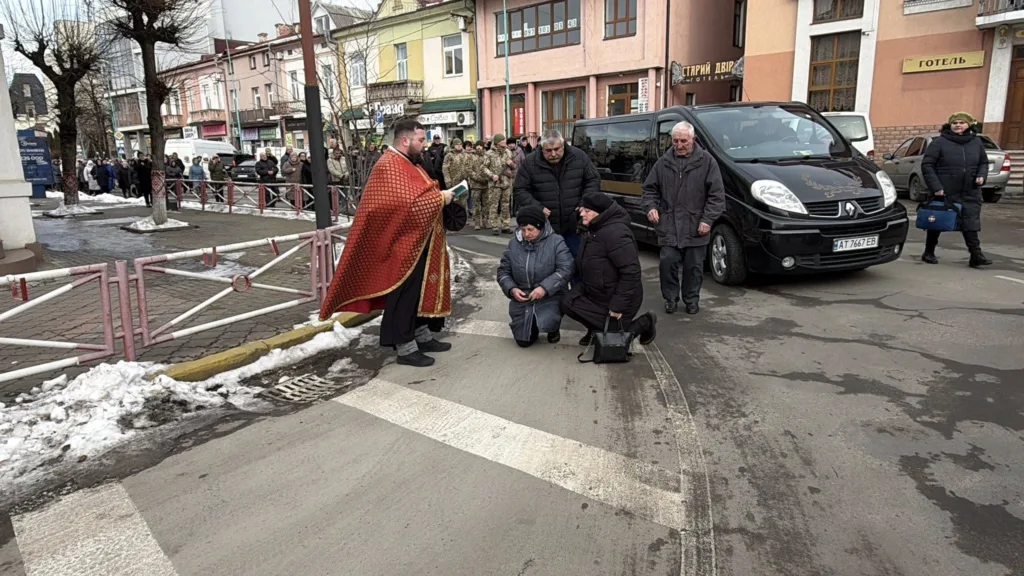 Священник благословляє людей на вулиці під час церемонії