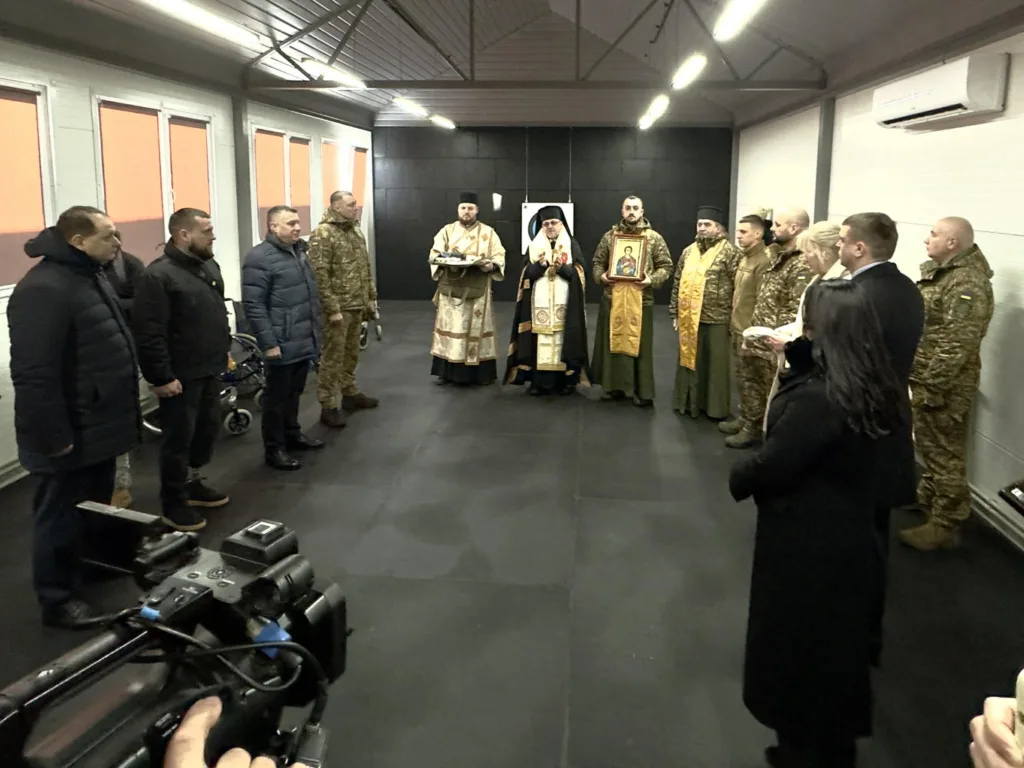 Священники та військові під час церемонії благословення