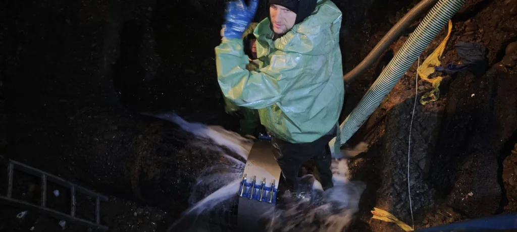Ремонт водопровідної труби під час протікання води