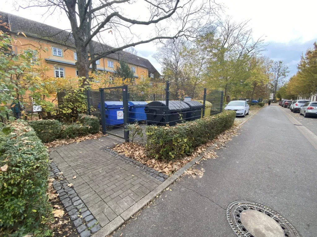 Вулиця з контейнерами для сміття восени