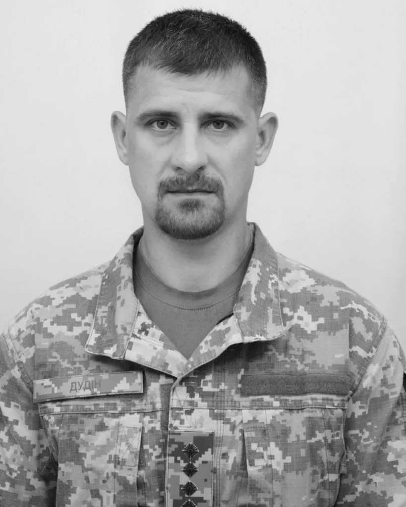 Військовослужбовець у камуфляжній формі на білому тлі