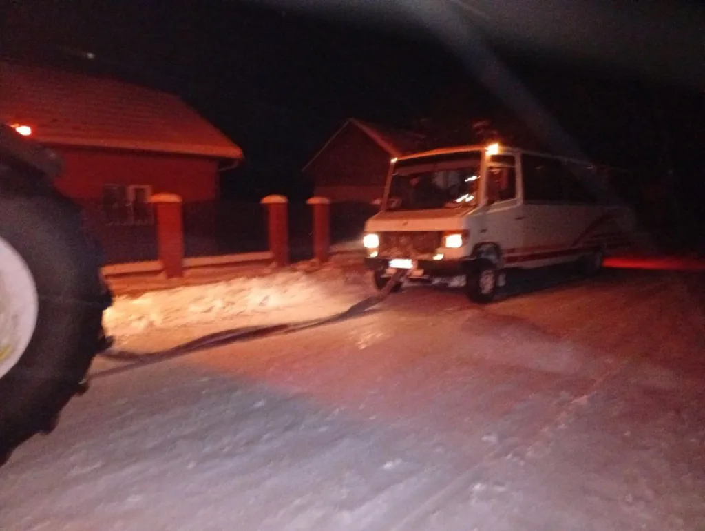 Автобус буксує на засніженій дорозі вночі