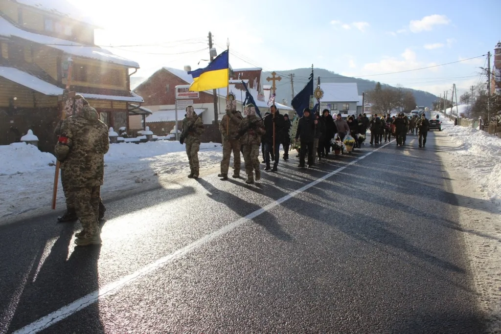Військовий похід з українським прапором узимку