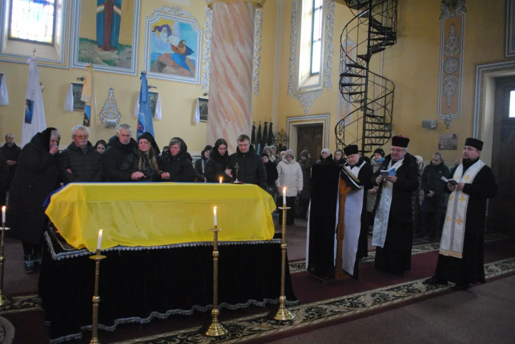 Похоронна церемонія у церкві з прапором України