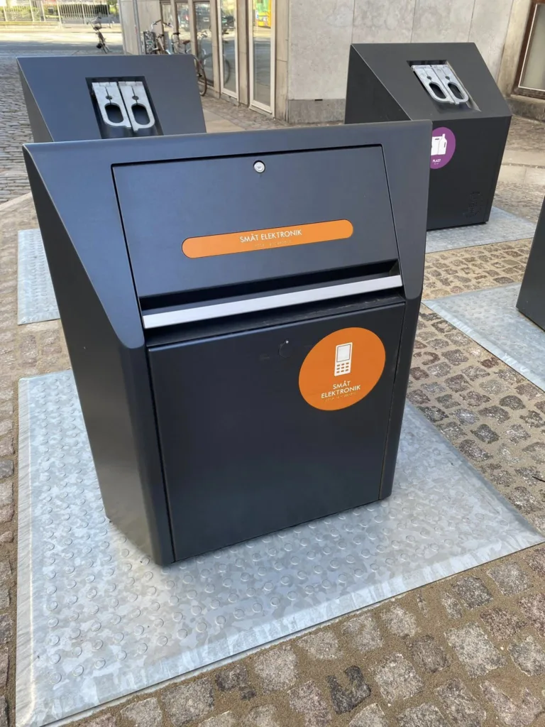 Смітник для утилізації дрібної електроніки на вулиці