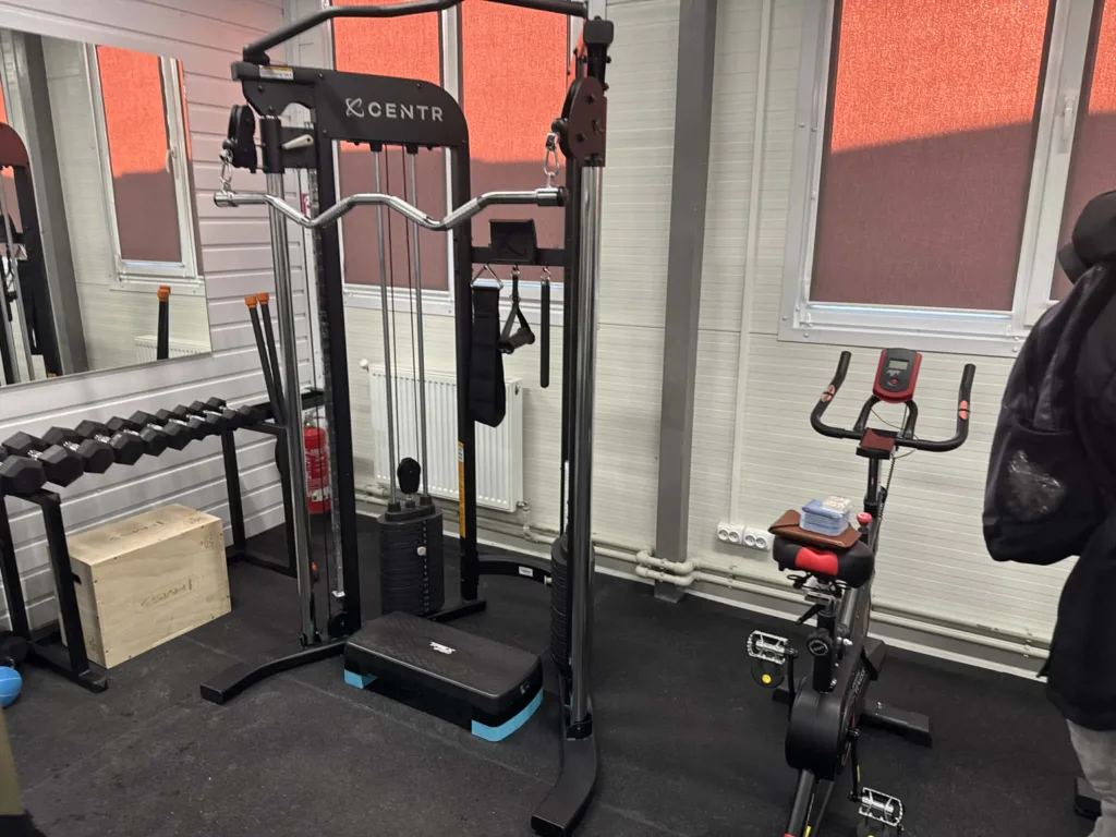 Тренажерний зал з обладнанням і велотренажером