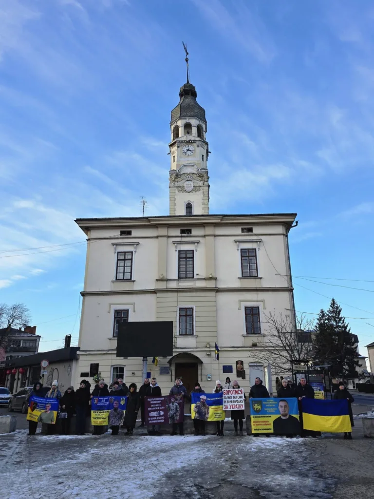 Мітинг біля ратуші у зимовому Дрогобичі