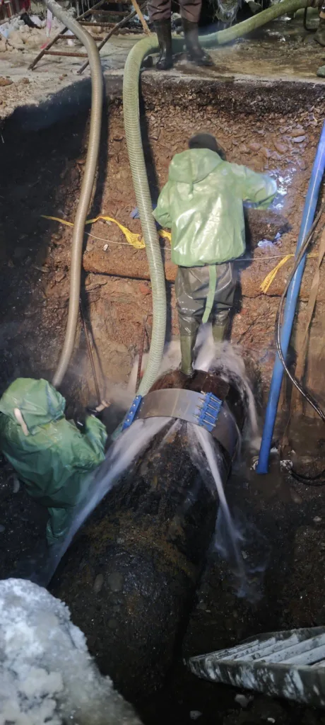 Ремонт водопровідної труби під час витоку води