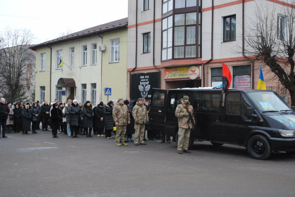 Військові та люди під час церемонії прощання