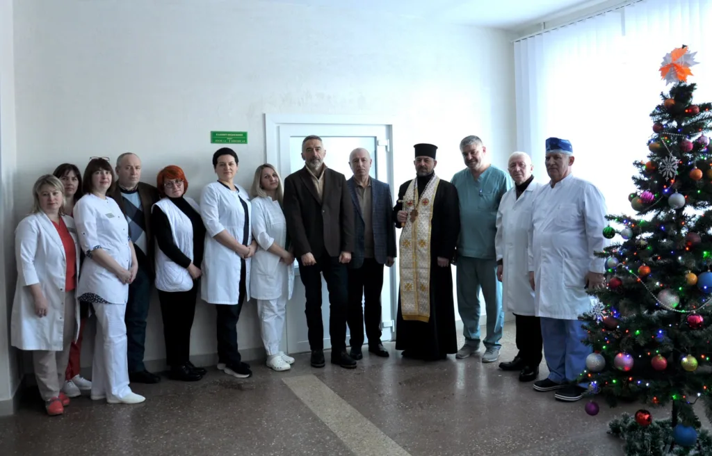 Медичний колектив біля ялинки у лікарні