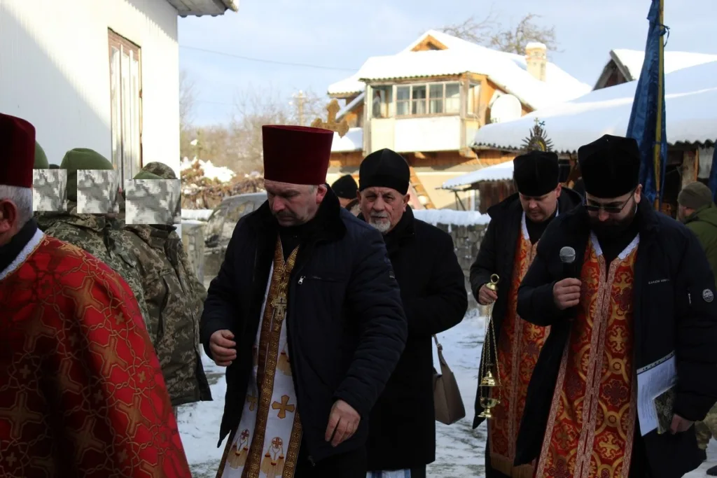 Священники моляться під час зимової церемонії