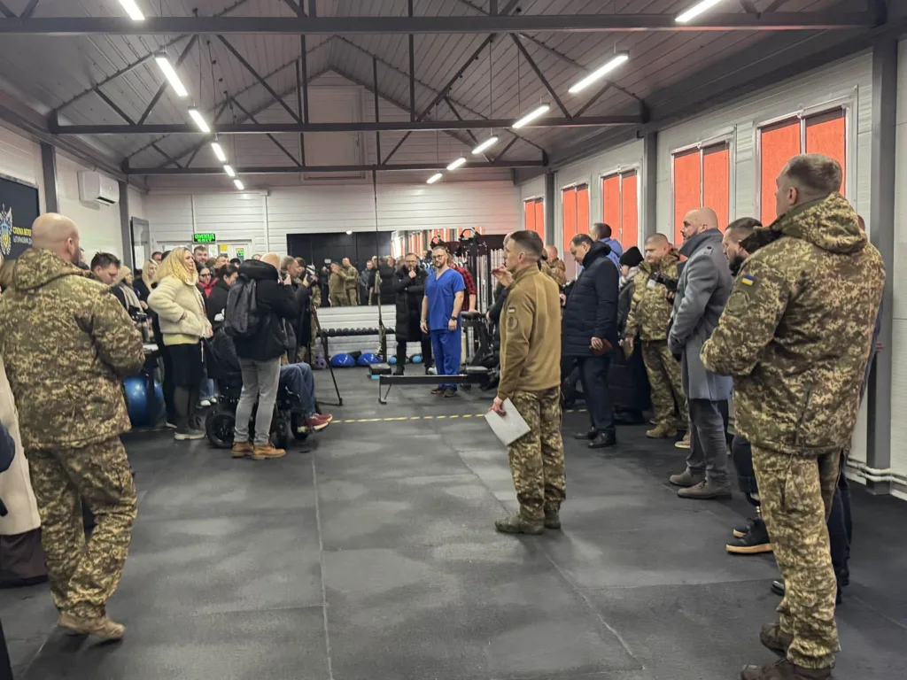 Військові та цивільні у тренажерному залі
