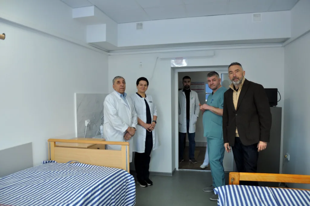 Медичний персонал у палаті лікарні