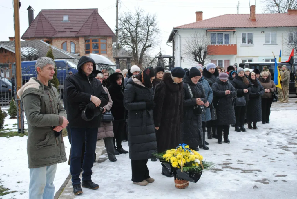 Люди вшанувують пам’ять із жовтими квітами взимку