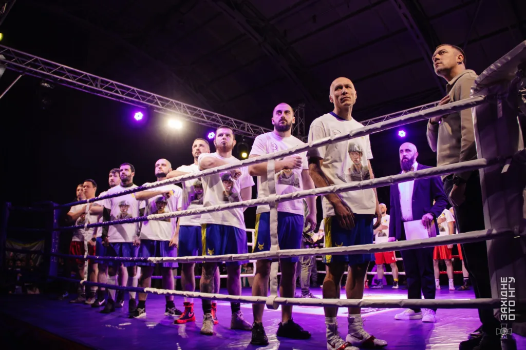 Боксери стоять у ринзі перед поєдинком