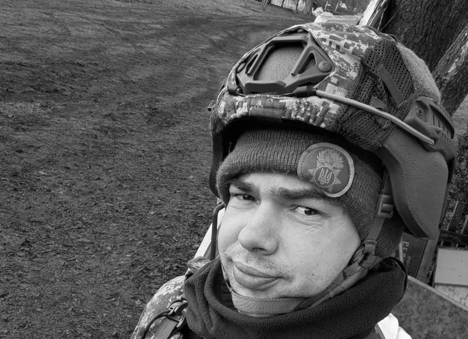 Військовий у шоломі на відкритій місцевості