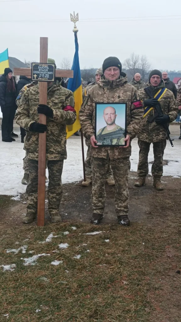 Військові на похороні з українським прапором