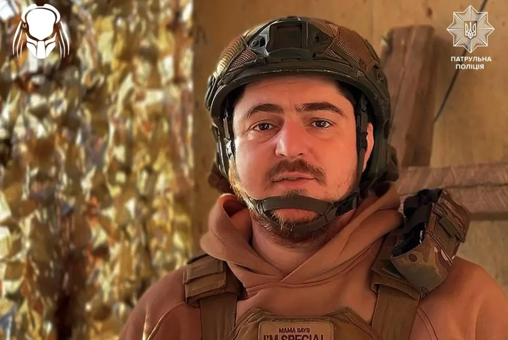 Український військовий у шоломі та формі