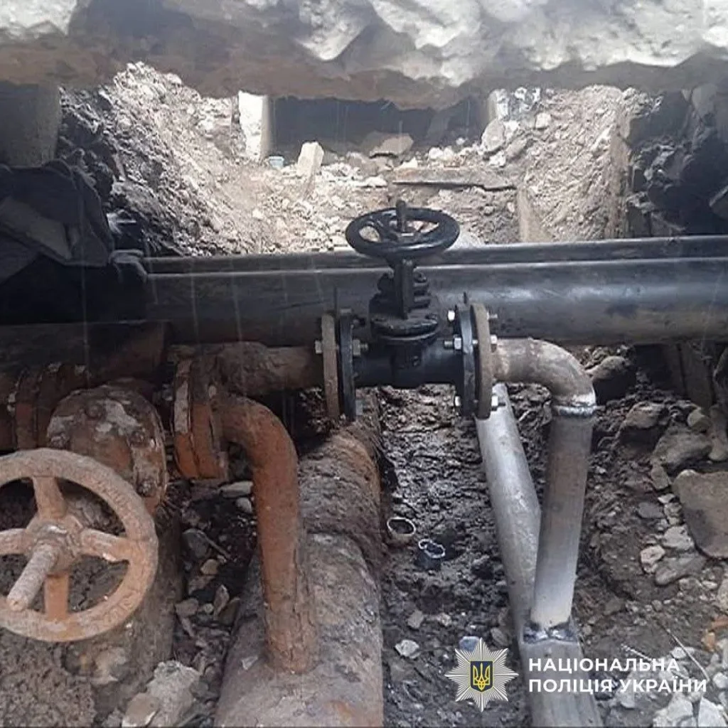 Металеві труби з вентилями під землею