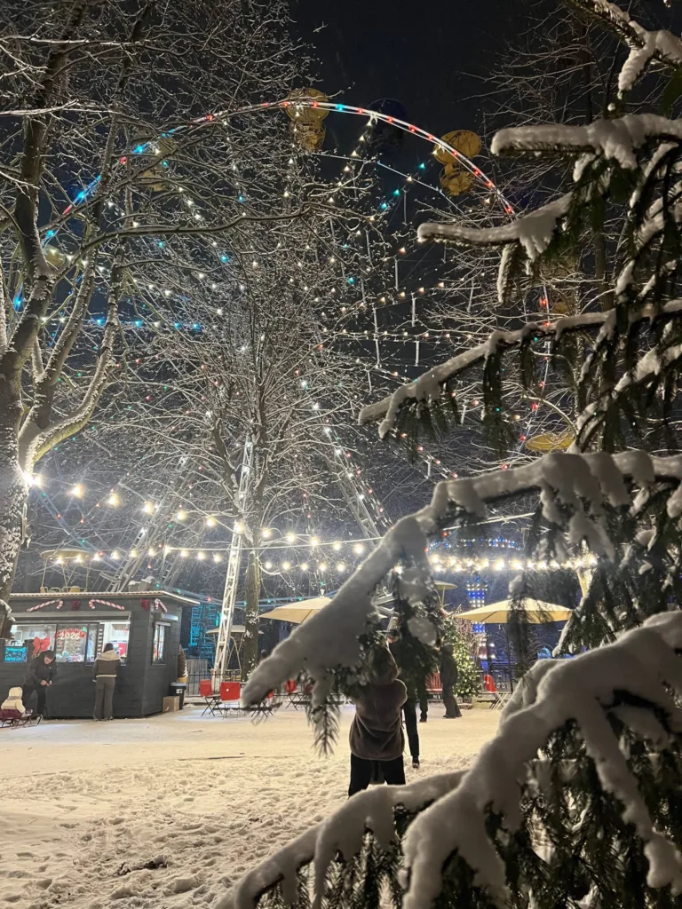 Зимовий ярмарок із великим колесом огляду