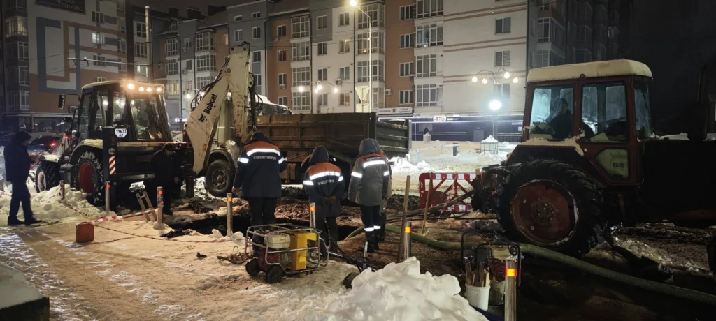Нічні ремонтні роботи на засніженій міській вулиці