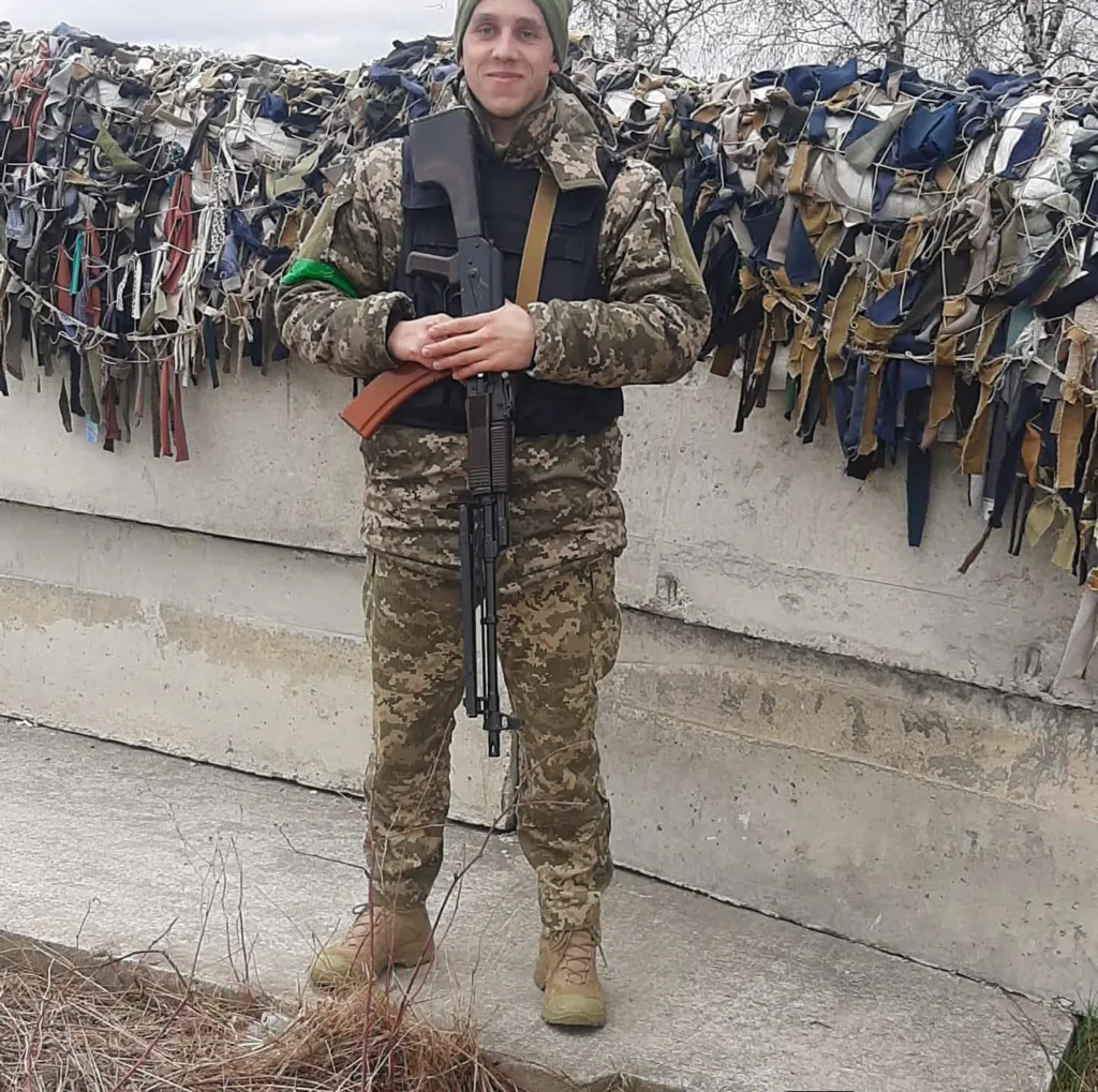 Український військовий у камуфляжі з автоматом